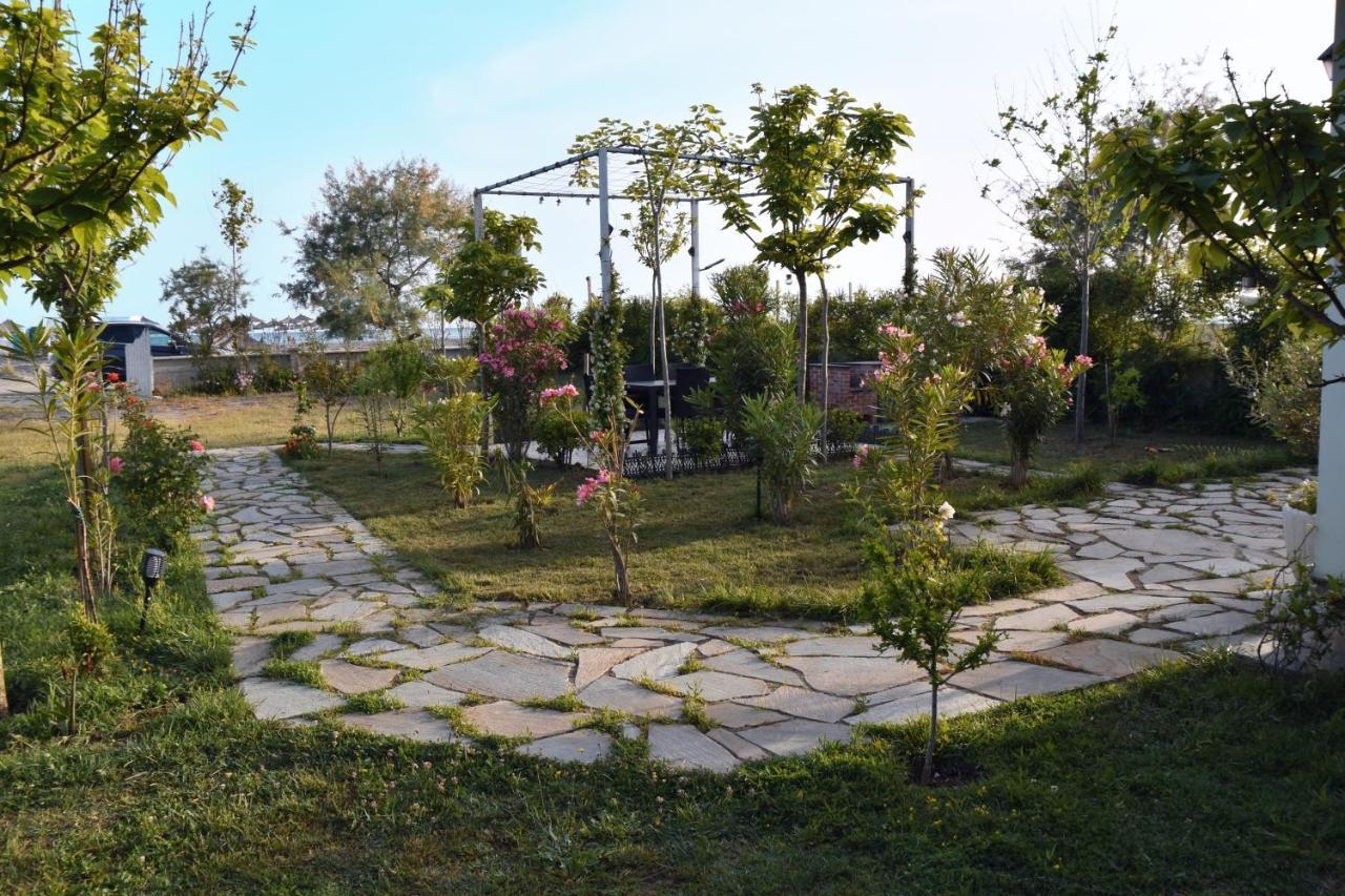 Beachfront, Tirana Willa